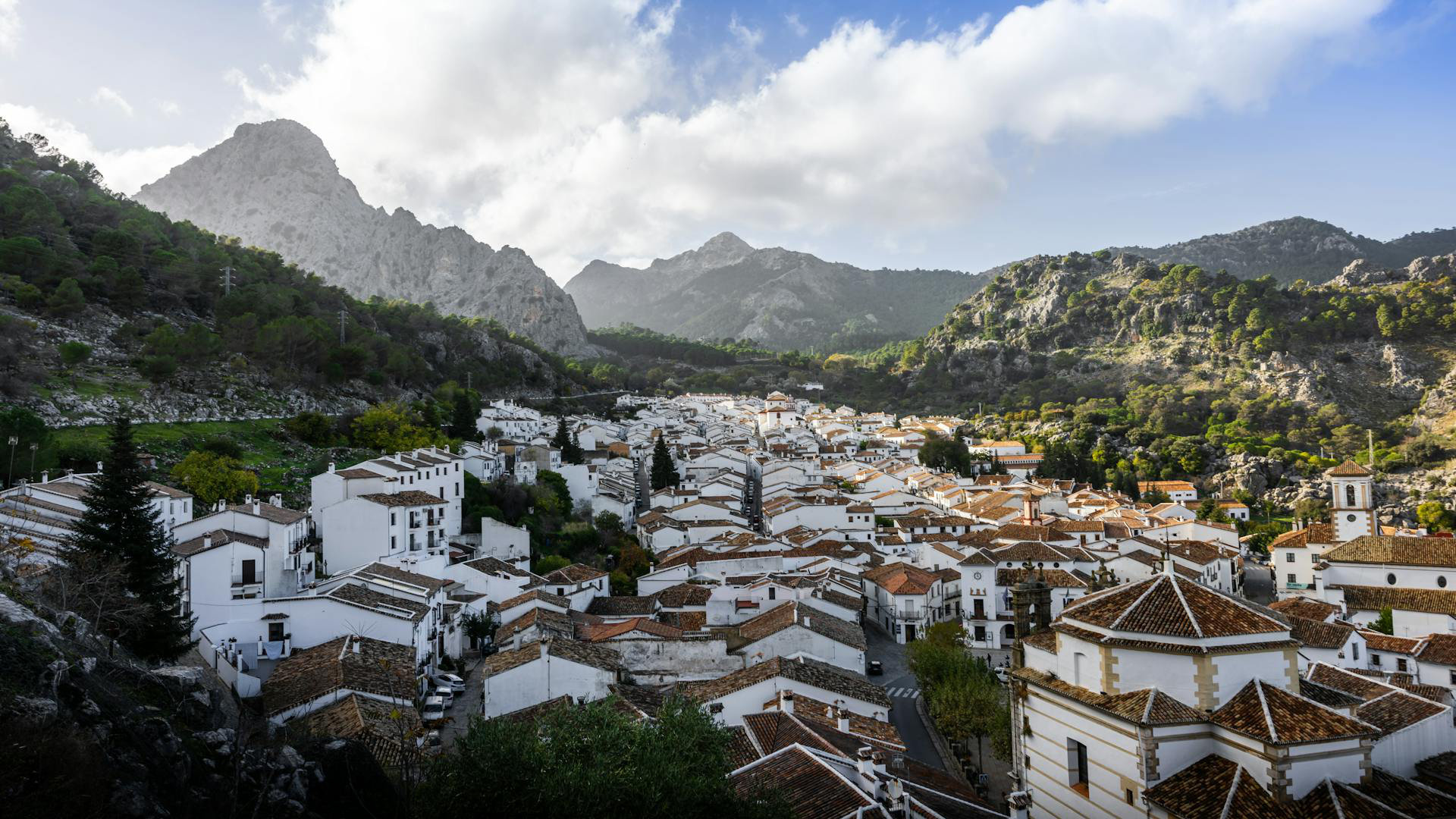 Pueblo blanco de Andalucía con montañas
